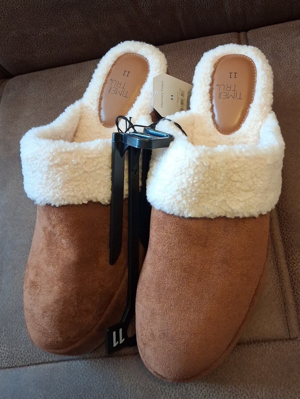 Time And Tru Faux Suede Clogs With Sherpa Lining Brown Size 11 - Picture 3 of 9